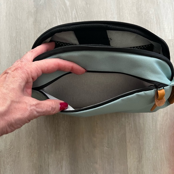 Tripped electronics bag. - Picture 5 of 10